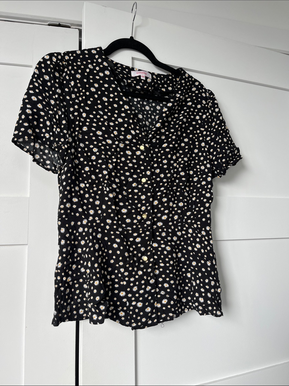 Ditsy Daisy Button-Front Short Sleeve Top - Black